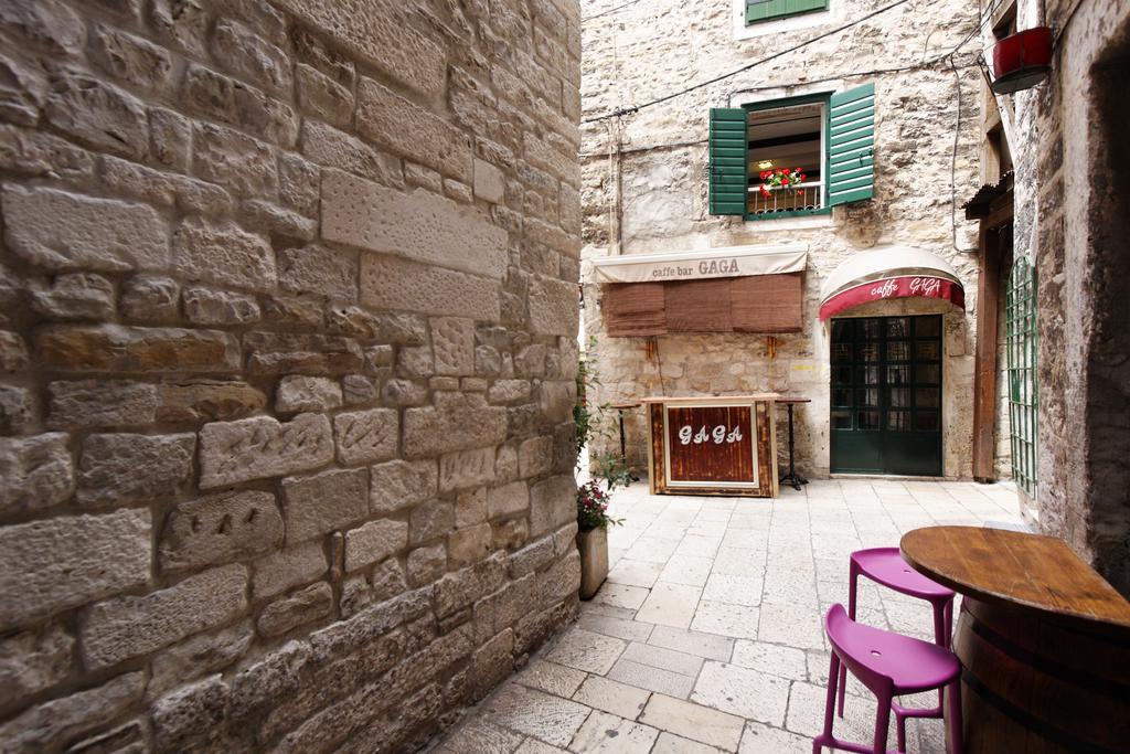 Apartment Stone Split Room photo